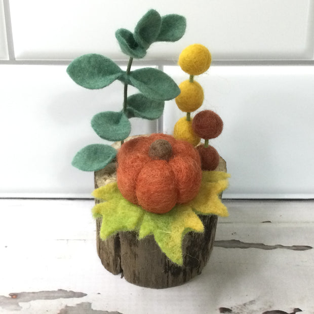 Pumpkin Patch/Wooly Buddy on Tree Stump by lydeen